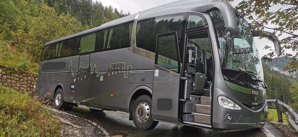 Sbaglia manovra e l’autobus rimane incastrato con un ruota che sospesa a mezz’aria: l’intervento dei vigili del fuoco